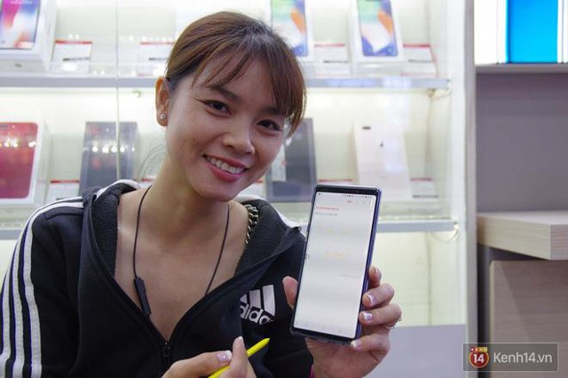 Gia đình 3 người xếp hàng từ sớm mua Galaxy Note9, quyết tâm chọn bản 512GB - Ảnh 5.