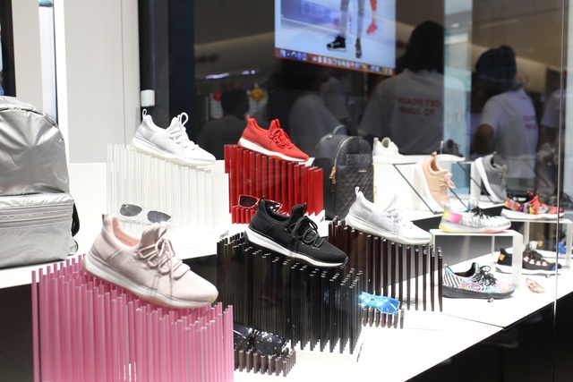 Xem cách mix giày xịn sò của Gil Lê, Hoàng Ku tại sự kiện ra mắt mẫu sneaker mới - Ảnh 8.