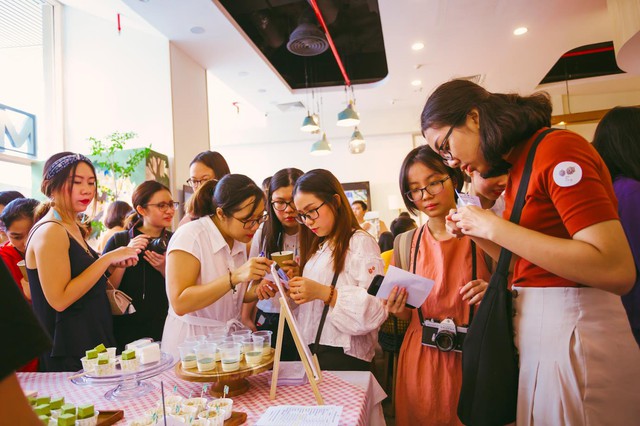 Hội chợ &ldquo;thi&ecirc;n đường tr&aacute;ng miệng&rdquo; Nhật Bản khiến 500 anh em đội mưa, h&aacute;o hức xếp h&agrave;ng - Ảnh 2.
