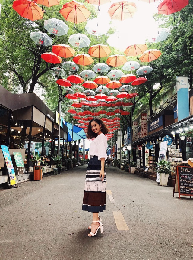 Giới trẻ S&agrave;i G&ograve;n rộn r&agrave;ng check-in đường d&ugrave; đỏ rực giữa l&ograve;ng th&agrave;nh phố - Ảnh 3.