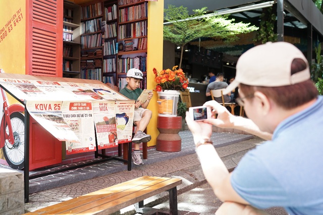 Giới trẻ S&agrave;i G&ograve;n rộn r&agrave;ng check-in đường d&ugrave; đỏ rực giữa l&ograve;ng th&agrave;nh phố - Ảnh 13.