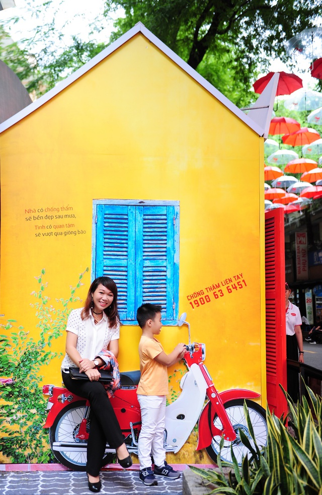 Giới trẻ S&agrave;i G&ograve;n rộn r&agrave;ng check-in đường d&ugrave; đỏ rực giữa l&ograve;ng th&agrave;nh phố - Ảnh 16.