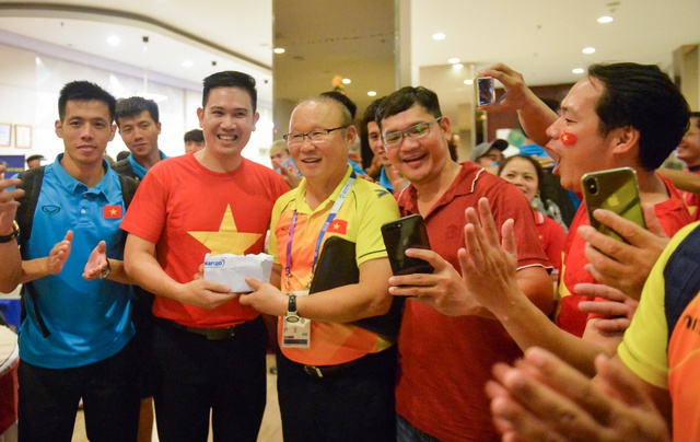 Chủ tịch Asanzo thưởng nóng cho Olympic Việt Nam ngay sau màn thư hùng với Syria - Ảnh 4.