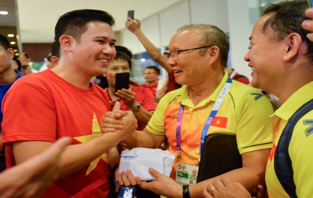 Chủ tịch Asanzo thưởng nóng cho Olympic Việt Nam ngay sau màn thư hùng với Syria - Ảnh 5.