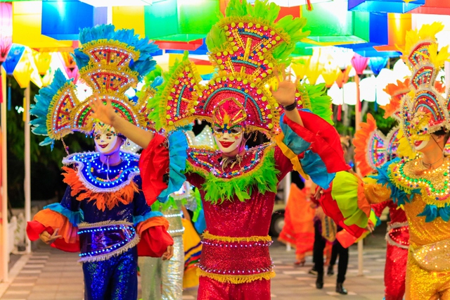 Diễu hành Carnival rực rỡ sắc màu ở Sun World Danang Wonders - Ảnh 1.