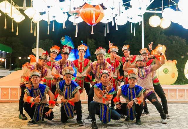 Diễu hành Carnival rực rỡ sắc màu ở Sun World Danang Wonders - Ảnh 2.