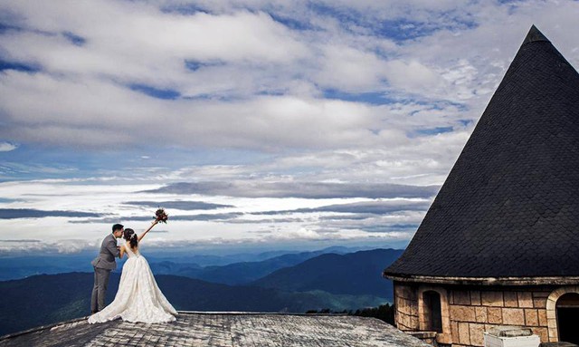 Những góc chụp ảnh cưới chất lừ tại làng Pháp trên đỉnh Bà Nà - Ảnh 9.