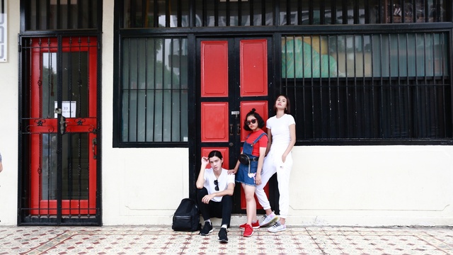 Cao Thiên Trang cùng các bạn trẻ Việt đập hộp mẫu sneaker đình đám tại “thiên đường thời trang” Singapore - Ảnh 2.