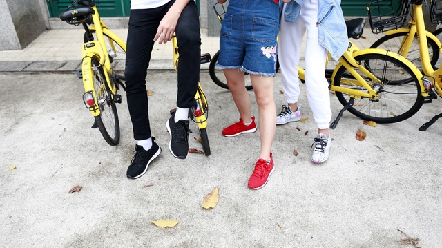 Cao Thiên Trang cùng các bạn trẻ Việt đập hộp mẫu sneaker đình đám tại “thiên đường thời trang” Singapore - Ảnh 3.