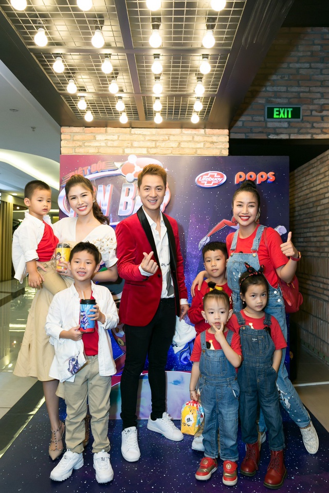 Gia đình Thủy Anh - Đăng Khôi cùng 4 mẹ con MC Ốc Thanh Vân cùng diện tông đỏ đi sự kiện ra mắt phim - Ảnh 1.