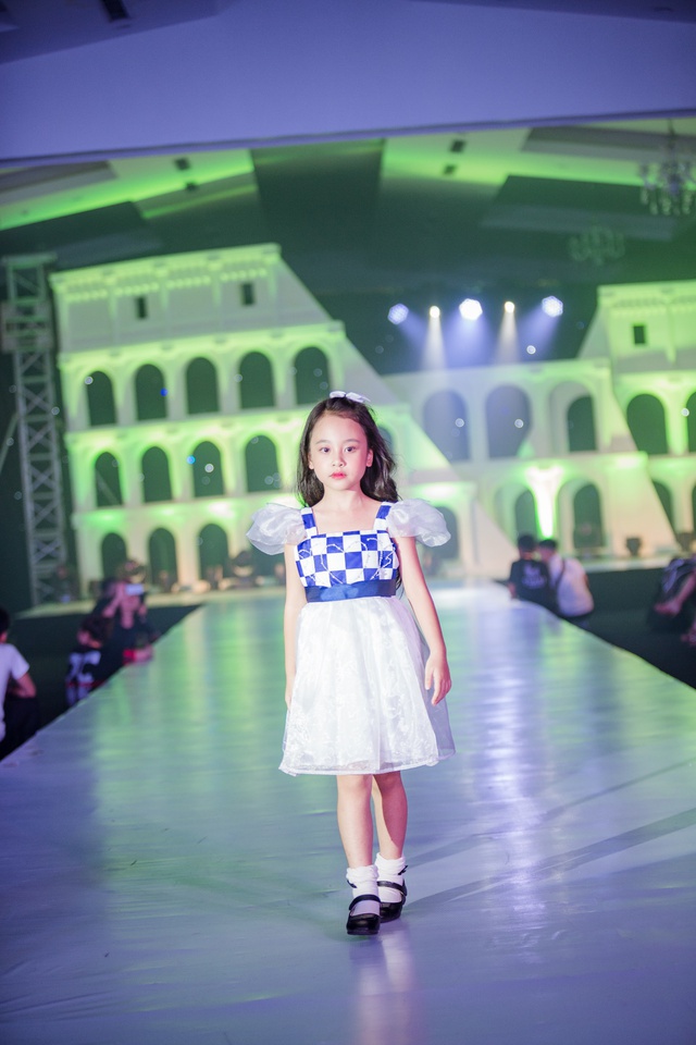 Ngắm các mẫu nhí xinh như hoàng tử, công chúa tại Lễ công bố Tuần lễ thời trang trẻ em Việt Nam quốc tế 2018 - Ảnh 3.