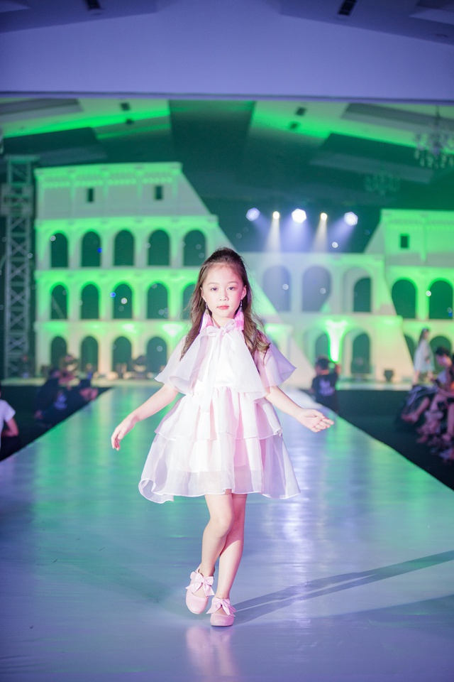 Ngắm các mẫu nhí xinh như hoàng tử, công chúa tại Lễ công bố Tuần lễ thời trang trẻ em Việt Nam quốc tế 2018 - Ảnh 7.