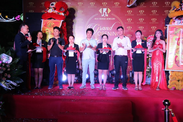 Giới trẻ Thái Nguyên háo hức chào đón sự kiện khai trương Huy Thanh Jewelry - Ảnh 1.