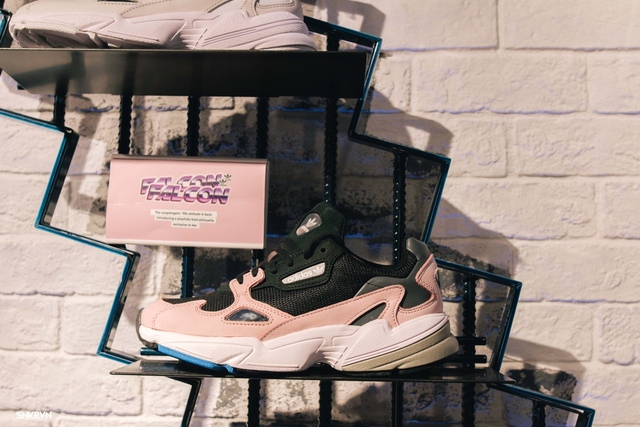 Truy tìm đôi giày hot nhất tháng 9 của adidas Originals – FALCON W - Ảnh 1.