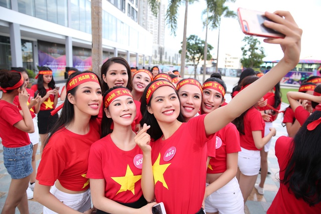 Loạt ảnh selfie hớp hồn fan của thí sinh Hoa hậu Việt Nam 2018 - Ảnh 5.