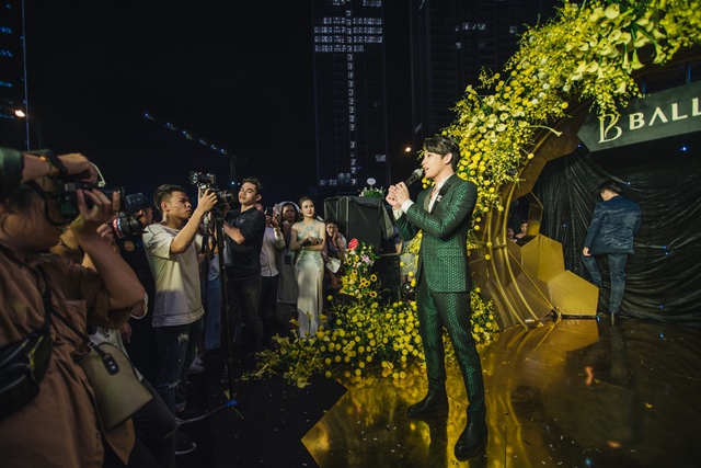 Fan Hà Nội đội mưa xếp hàng cổ vũ hết mình cho Noo Phước Thịnh - Ảnh 1.