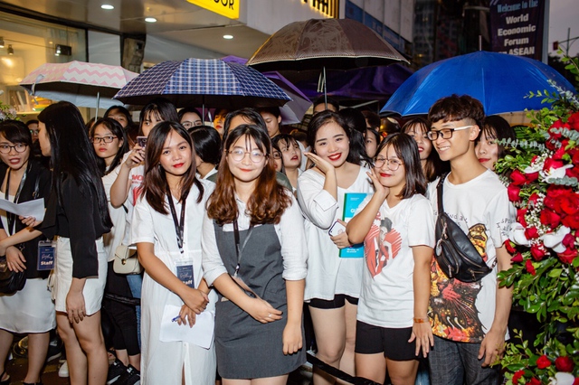 Fan Hà Nội đội mưa xếp hàng cổ vũ hết mình cho Noo Phước Thịnh - Ảnh 3.