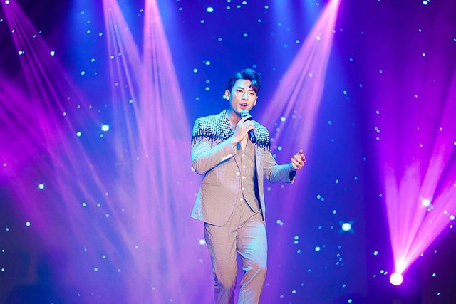 HH Ngọc Hân say sưa cổ vũ màn trình diễn cực sung của Isaac trên sân khấu Hà thành - Ảnh 2.