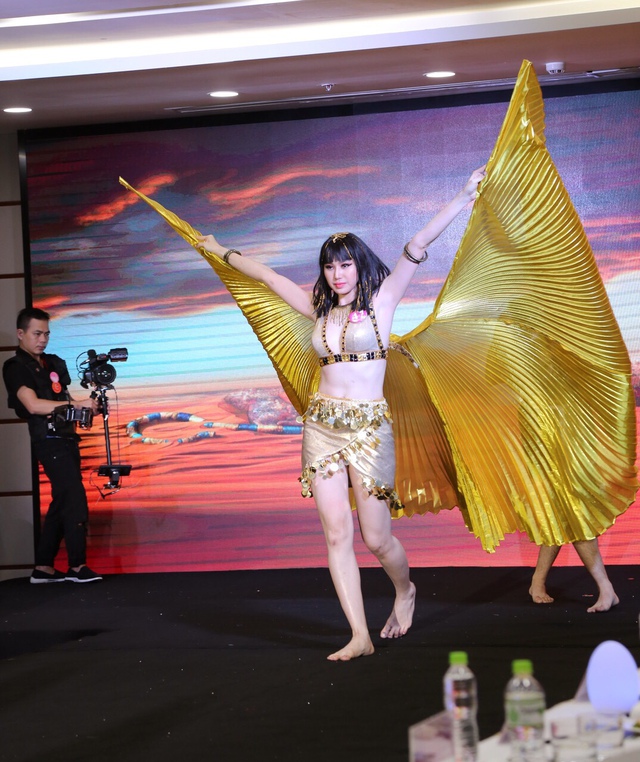 CEO Thủy Phạm gi&agrave;nh c&uacute; đ&uacute;p danh hiệu từ Nữ ho&agrave;ng Doanh nh&acirc;n đất Việt 2018 - Ảnh 9.