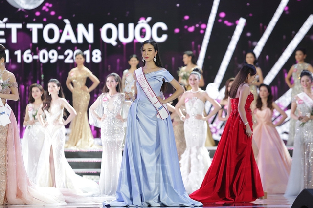 Á hậu Việt Nam 2018 Thúy An đẹp rạng rỡ trong thiết kế công sở của Sunny Fashion - Ảnh 1.