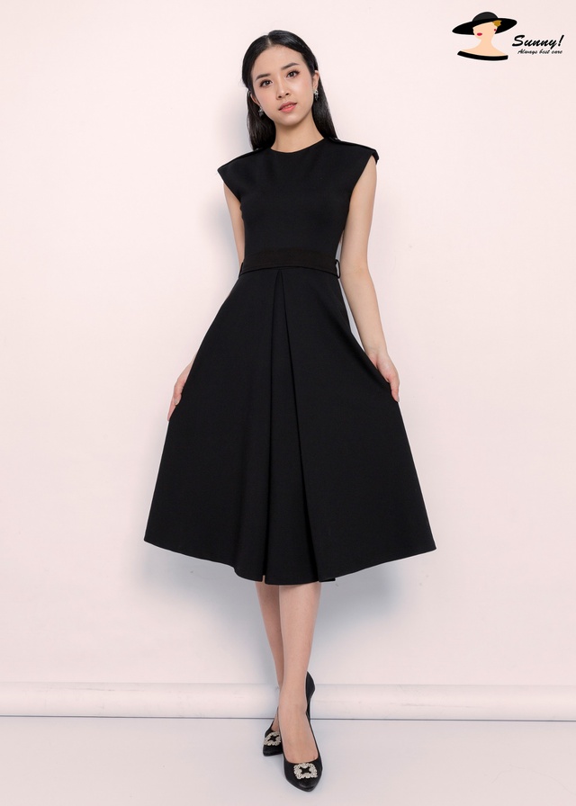 &Aacute; hậu Việt Nam 2018 Th&uacute;y An đẹp rạng rỡ trong thiết kế c&ocirc;ng sở của Sunny Fashion - Ảnh 6.