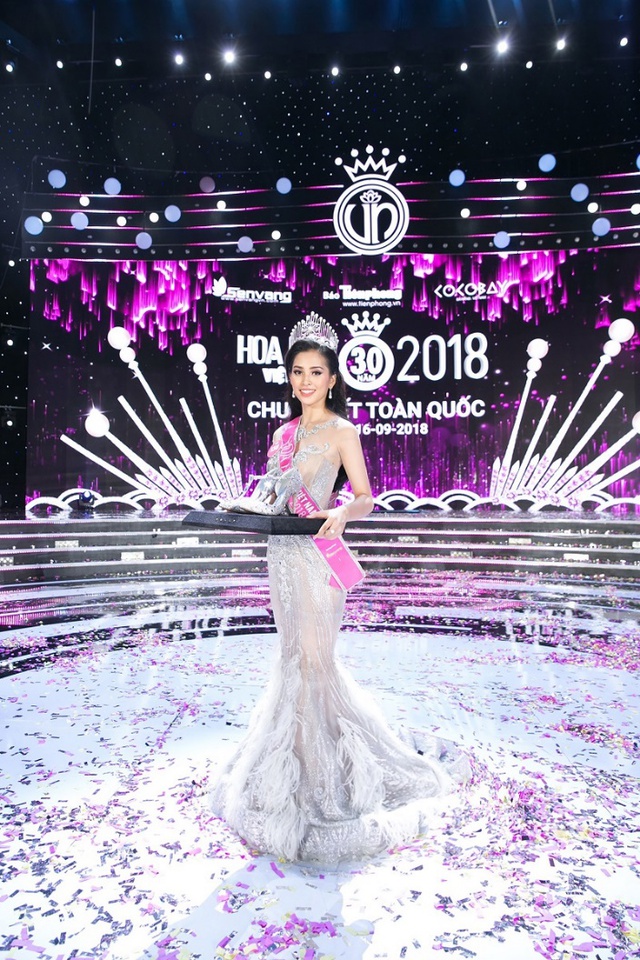 Khoảnh khắc tỏa sáng cùng đôi giày siêu phẩm hơn 300 triệu của Tân Hoa hậu Việt Nam 2018 - Ảnh 4.