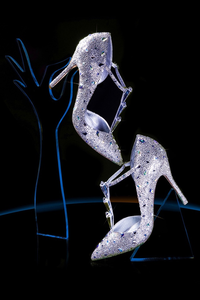 Khoảnh khắc tỏa sáng cùng đôi giày siêu phẩm hơn 300 triệu của Tân Hoa hậu Việt Nam 2018 - Ảnh 6.