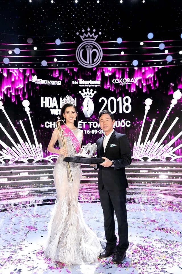 Khoảnh khắc tỏa sáng cùng đôi giày siêu phẩm hơn 300 triệu của Tân Hoa hậu Việt Nam 2018 - Ảnh 10.
