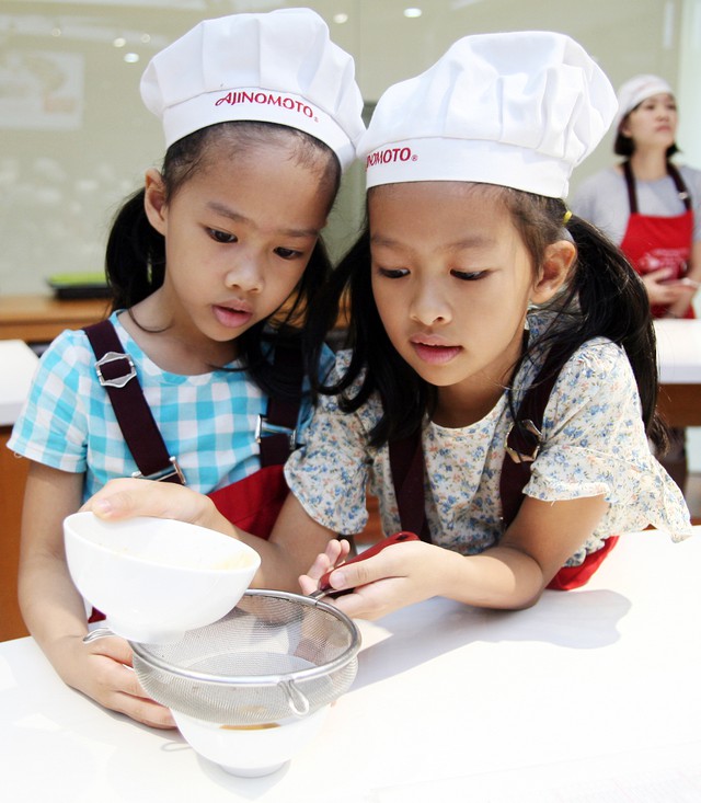 H&agrave; Nội: C&aacute;c b&eacute; c&ugrave;ng bố mẹ trổ t&agrave;i l&agrave;m b&aacute;nh Trung thu h&igrave;nh con vật ngộ nghĩnh cực đ&aacute;ng y&ecirc;u - Ảnh 7.