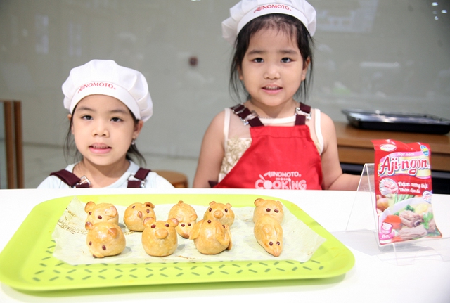Hà Nội: Các bé cùng bố mẹ trổ tài làm bánh Trung thu hình con vật ngộ nghĩnh cực đáng yêu - Ảnh 10.