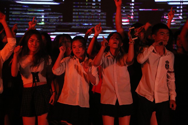 Sinh viên Đại Nam cháy hết mình trong bữa tiệc âm nhạc cùng ca sĩ Min - Ảnh 1.