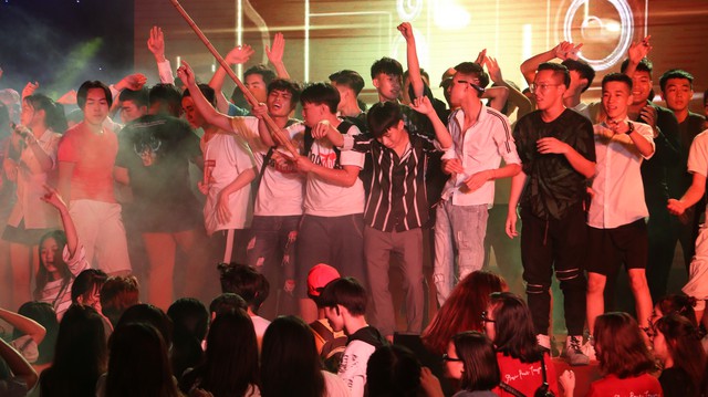 Sinh viên Đại Nam cháy hết mình trong bữa tiệc âm nhạc cùng ca sĩ Min - Ảnh 3.