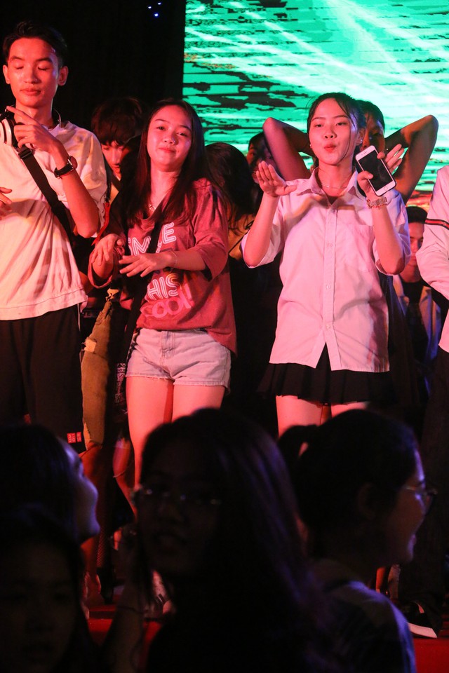 Sinh viên Đại Nam cháy hết mình trong bữa tiệc âm nhạc cùng ca sĩ Min - Ảnh 6.