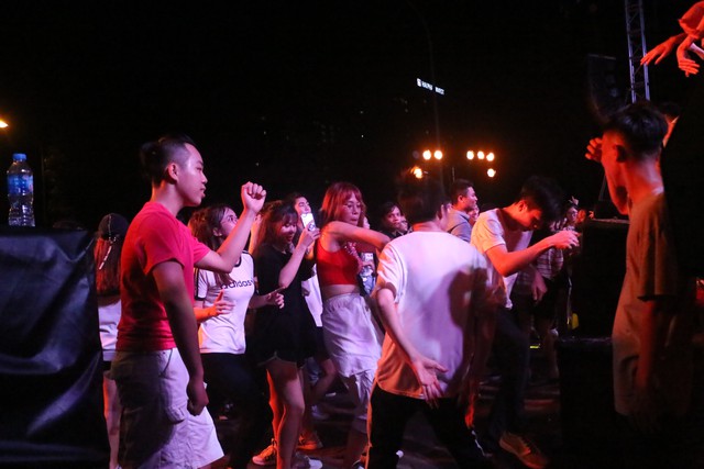 Sinh viên Đại Nam cháy hết mình trong bữa tiệc âm nhạc cùng ca sĩ Min - Ảnh 7.