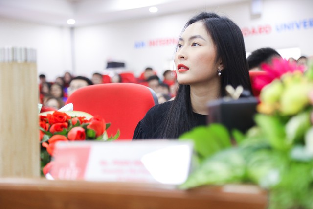 Helly Tống bất ngờ xuất hiện tại lễ khai giảng chương tr&igrave;nh quốc tế - Ảnh 1.