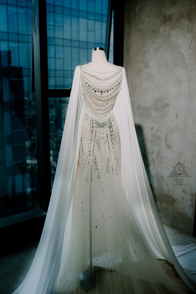 Váy cưới Lan Khuê trị giá 500 triệu có ý tưởng từ Nam Phương hoàng hậu - Ảnh 3.
