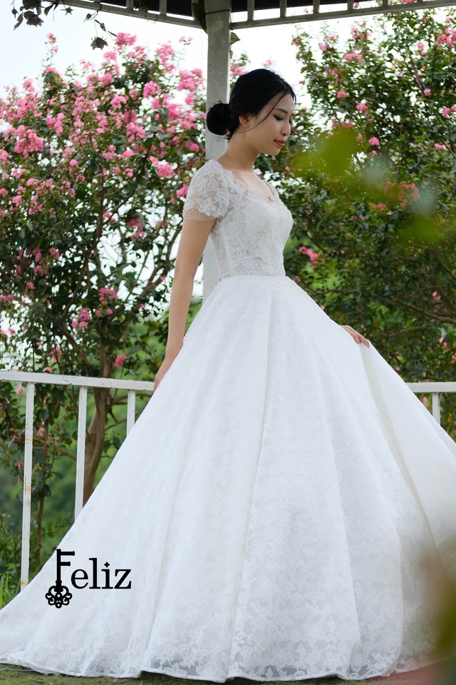 Cuốn h&uacute;t với những mẫu v&aacute;y cưới thanh lịch ghi dấu ấn thật ri&ecirc;ng cho ng&agrave;y trọng đại - Ảnh 2.