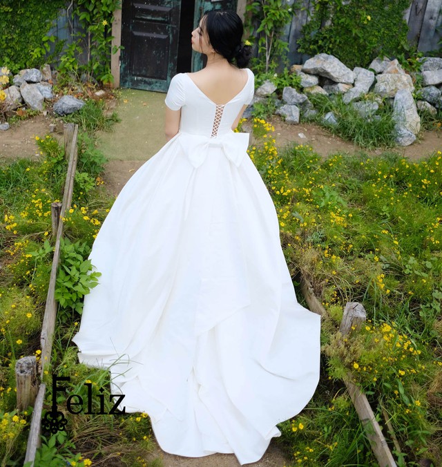 Cuốn h&uacute;t với những mẫu v&aacute;y cưới thanh lịch ghi dấu ấn thật ri&ecirc;ng cho ng&agrave;y trọng đại - Ảnh 3.