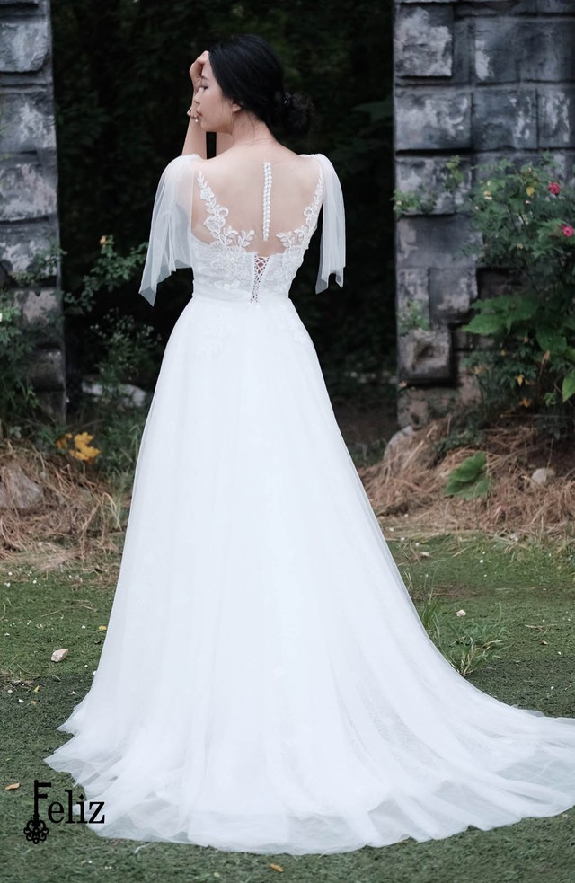 Cuốn h&uacute;t với những mẫu v&aacute;y cưới thanh lịch ghi dấu ấn thật ri&ecirc;ng cho ng&agrave;y trọng đại - Ảnh 4.