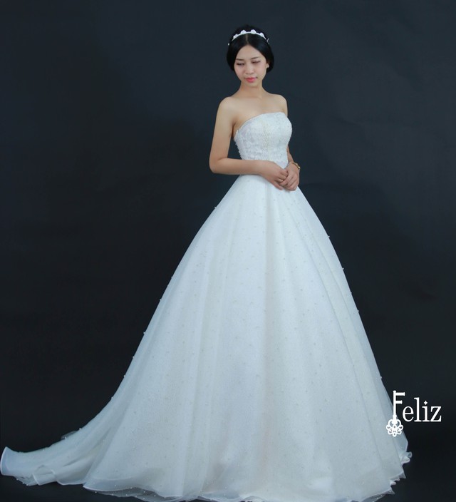 Cuốn h&uacute;t với những mẫu v&aacute;y cưới thanh lịch ghi dấu ấn thật ri&ecirc;ng cho ng&agrave;y trọng đại - Ảnh 5.