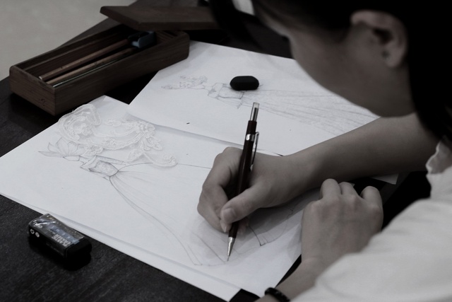 Cuốn h&uacute;t với những mẫu v&aacute;y cưới thanh lịch ghi dấu ấn thật ri&ecirc;ng cho ng&agrave;y trọng đại - Ảnh 6.