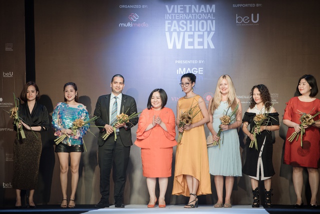 Ekip của chuyên gia trang điểm nổi tiếng Tina Lê tiếp tục đồng hành cùng VIFW Thu – Đông 2018 - Ảnh 7.