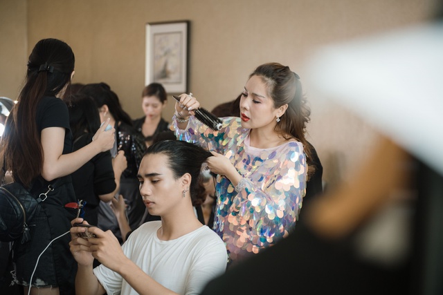 Ekip của chuyên gia trang điểm nổi tiếng Tina Lê tiếp tục đồng hành cùng VIFW Thu – Đông 2018 - Ảnh 10.