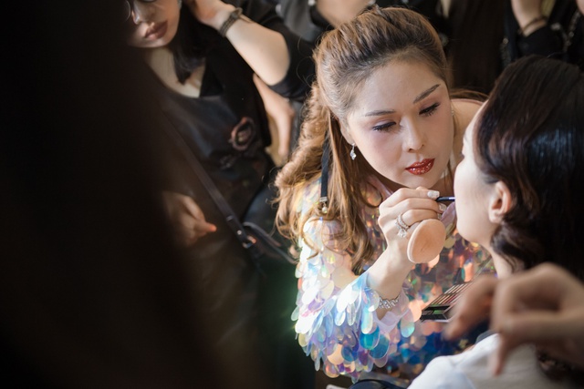 Ekip của chuyên gia trang điểm nổi tiếng Tina Lê tiếp tục đồng hành cùng VIFW Thu – Đông 2018 - Ảnh 16.