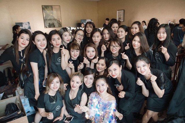 Ekip của chuyên gia trang điểm nổi tiếng Tina Lê tiếp tục đồng hành cùng VIFW Thu – Đông 2018 - Ảnh 17.