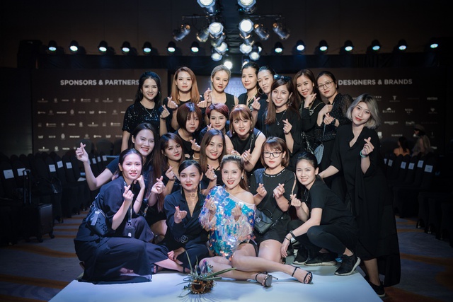 Ekip của chuyên gia trang điểm nổi tiếng Tina Lê tiếp tục đồng hành cùng VIFW Thu – Đông 2018 - Ảnh 18.