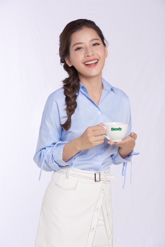 Chi Pu bật m&iacute; thức uống để lu&ocirc;n ngập tr&agrave;n cảm x&uacute;c trong c&ocirc;ng việc - Ảnh 2.