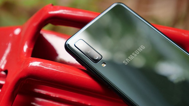 Đặt trước smartphone 3 camera Galaxy A7 nhận quà 1,7 triệu từ FPT Shop - Ảnh 2.