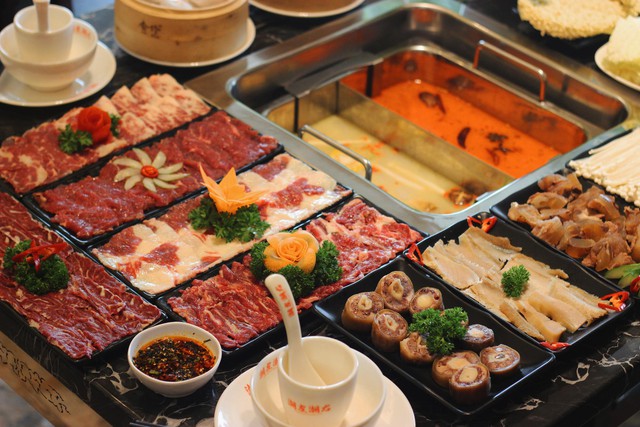 “Thị tẩm” hương vị ẩm thực Trung Hoa trong nồi lẩu thang máy đang gây sốt khắp Thủ đô - Ảnh 1.