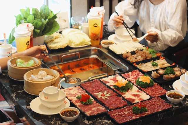 “Thị tẩm” hương vị ẩm thực Trung Hoa trong nồi lẩu thang máy đang gây sốt khắp Thủ đô - Ảnh 4.